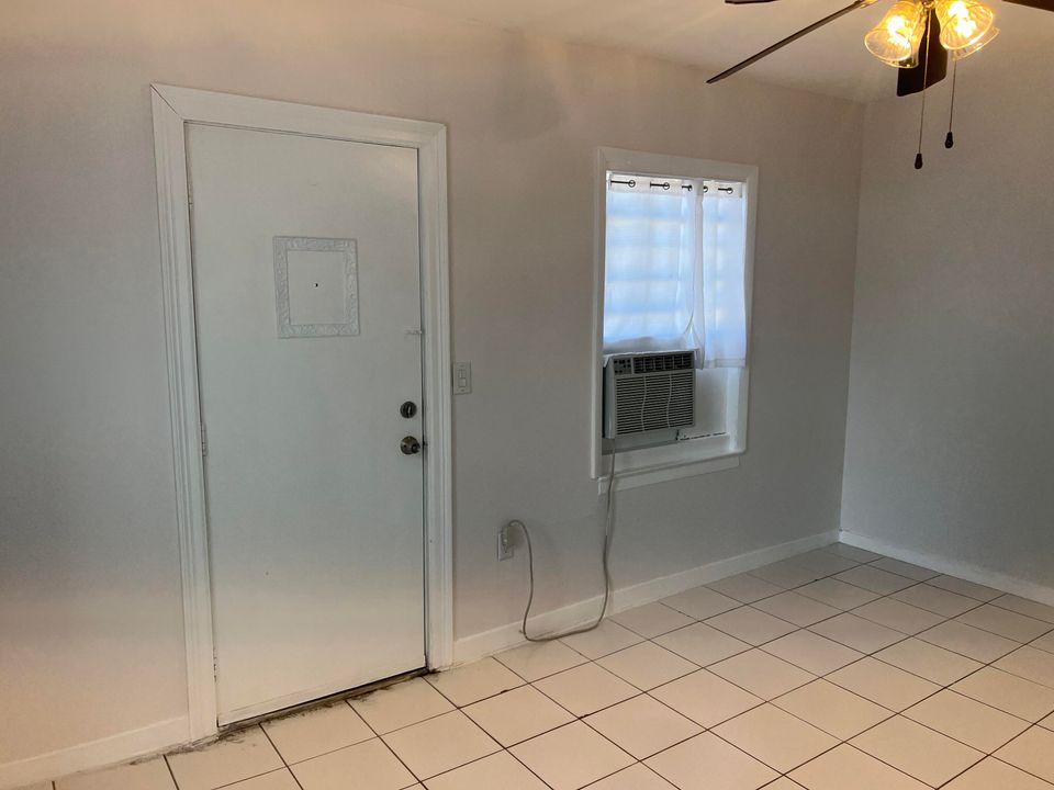 For Rent: $1,700 (1 beds, 1 baths, 700 Square Feet)