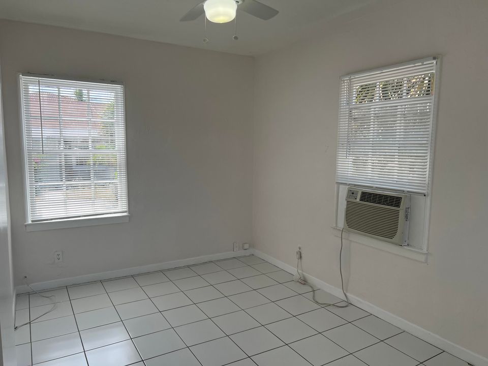 For Rent: $1,700 (1 beds, 1 baths, 700 Square Feet)