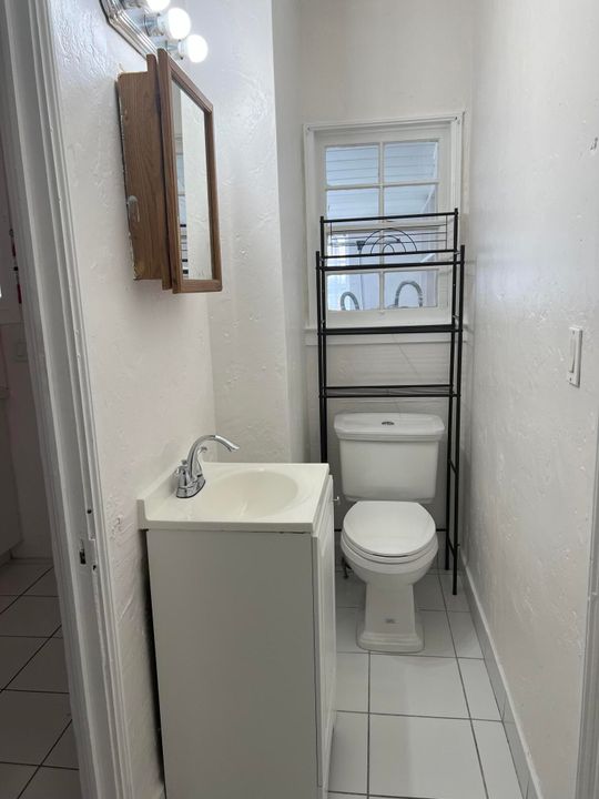 For Rent: $1,700 (1 beds, 1 baths, 700 Square Feet)