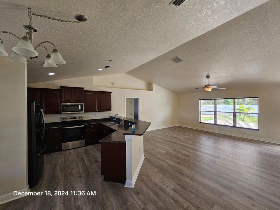 For Rent: $2,800 (3 beds, 2 baths, 1469 Square Feet)