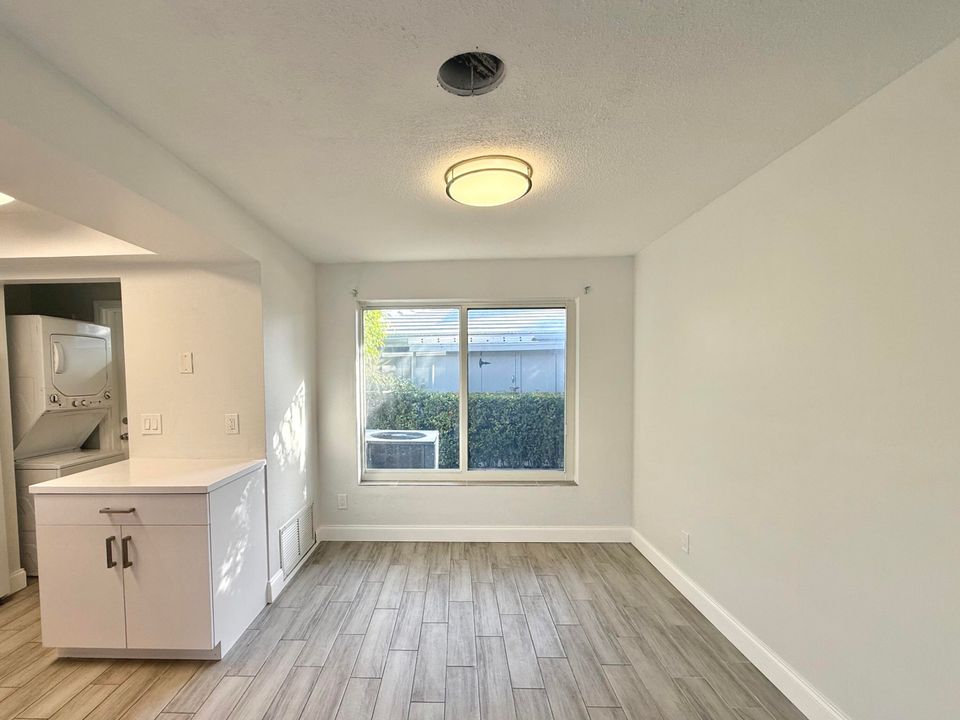 For Rent: $2,000 (2 beds, 1 baths, 925 Square Feet)