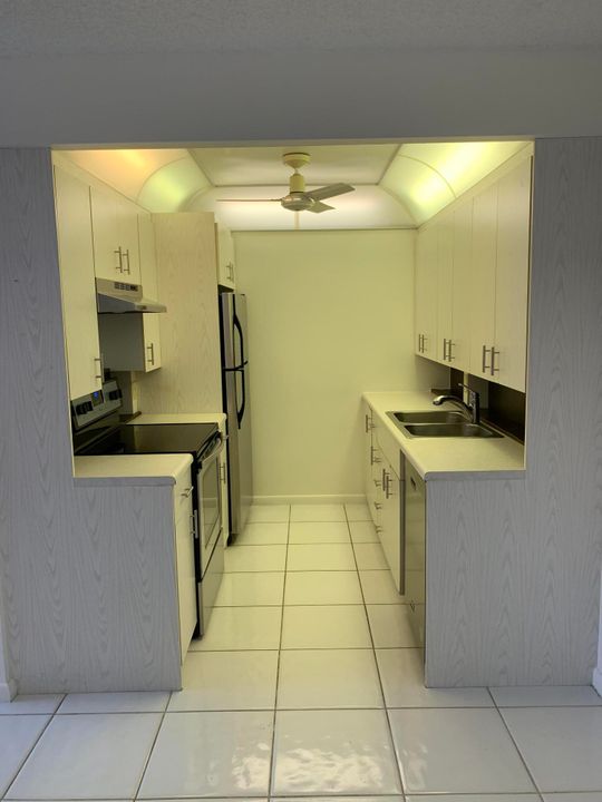 For Rent: $1,600 (1 beds, 1 baths, 738 Square Feet)