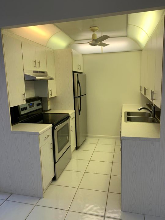 For Rent: $1,600 (1 beds, 1 baths, 738 Square Feet)