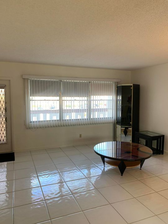 For Rent: $1,600 (1 beds, 1 baths, 738 Square Feet)