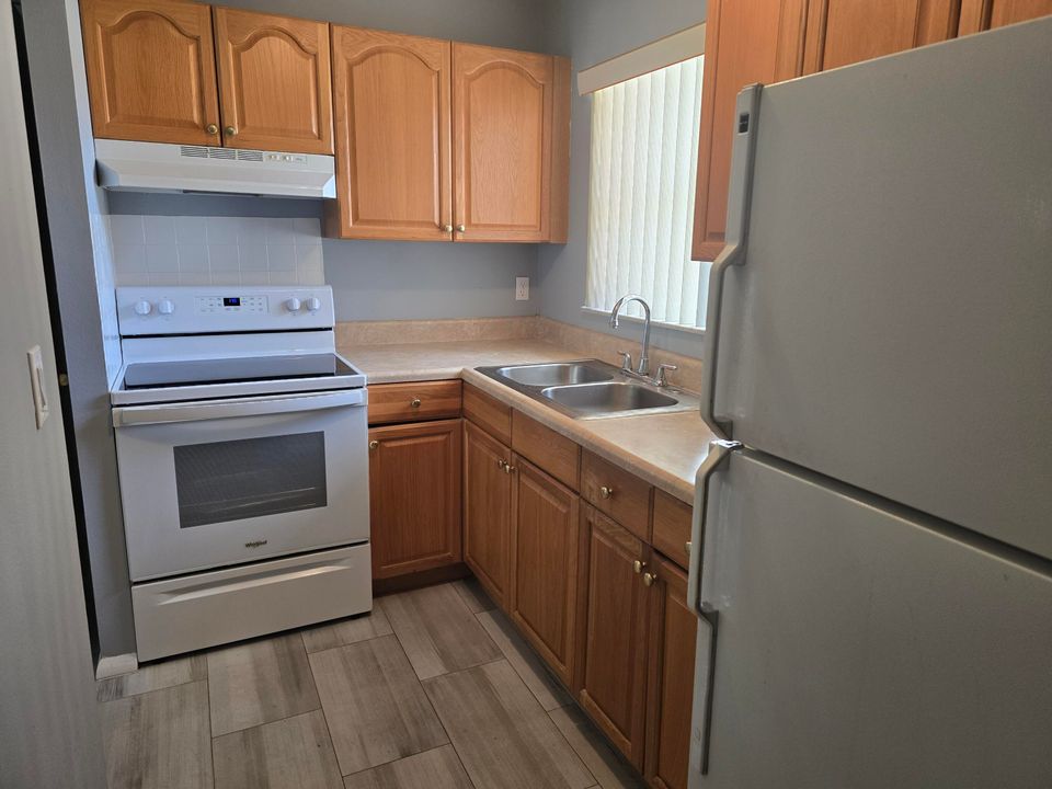 For Sale: $119,999 (1 beds, 1 baths, 600 Square Feet)