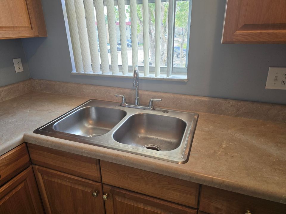 For Sale: $119,999 (1 beds, 1 baths, 600 Square Feet)