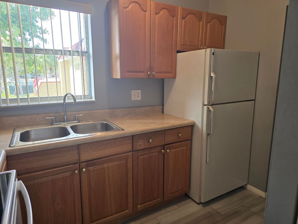 For Sale: $119,999 (1 beds, 1 baths, 600 Square Feet)