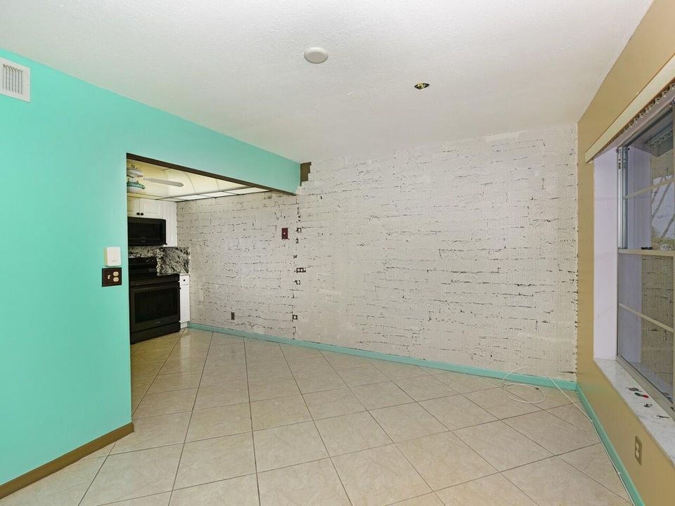 For Sale: $280,000 (2 beds, 2 baths, 1062 Square Feet)