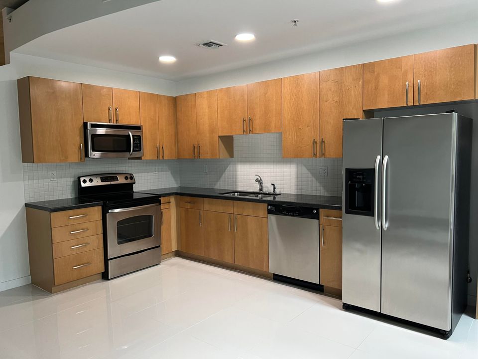 For Rent: $2,300 (1 beds, 1 baths, 757 Square Feet)