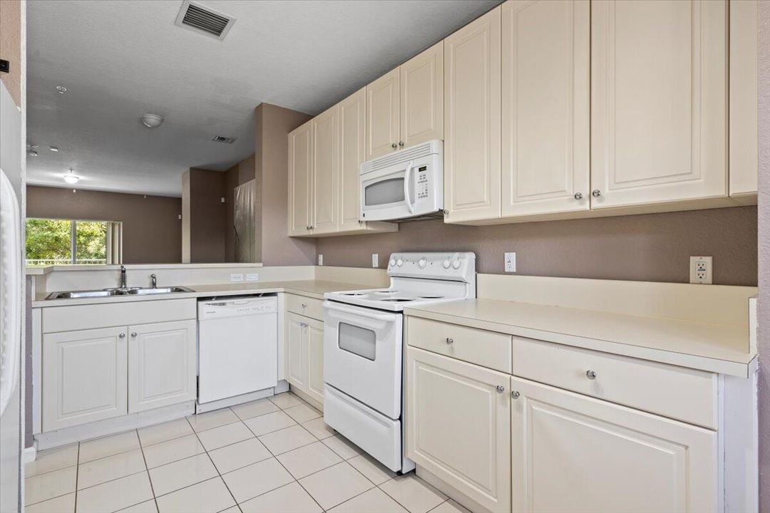 For Sale: $315,900 (3 beds, 3 baths, 1557 Square Feet)