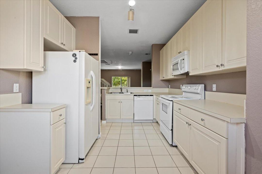 For Sale: $315,900 (3 beds, 3 baths, 1557 Square Feet)