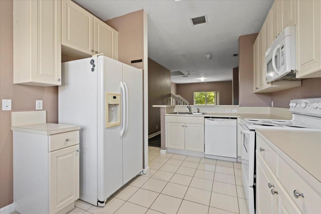 For Sale: $315,900 (3 beds, 3 baths, 1557 Square Feet)