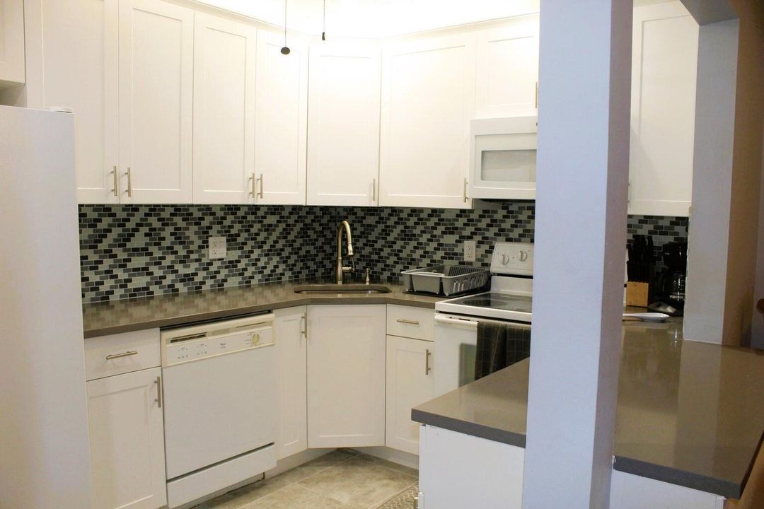 For Sale: $168,000 (1 beds, 1 baths, 818 Square Feet)