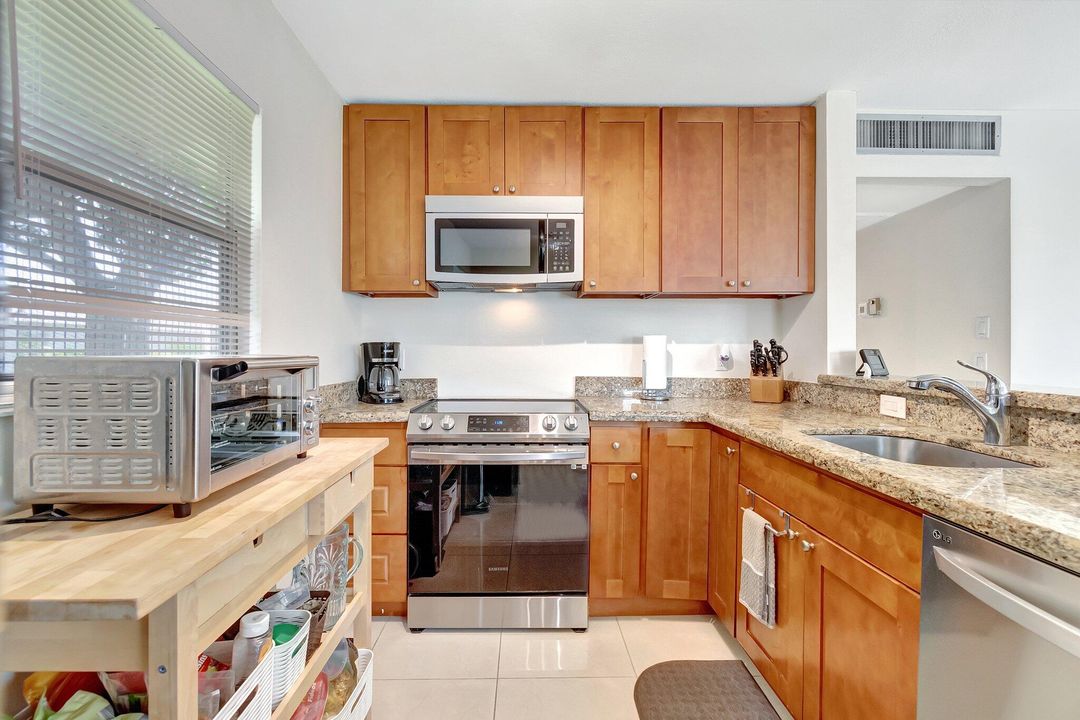 For Sale: $150,000 (2 beds, 2 baths, 883 Square Feet)