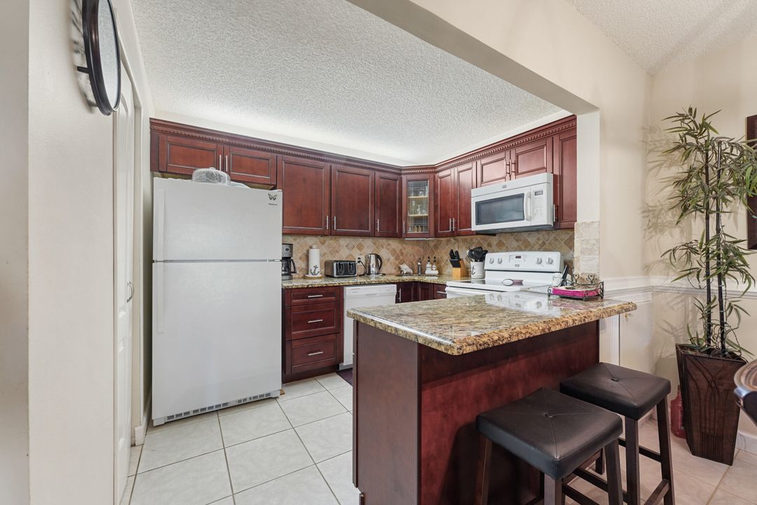 For Sale: $170,000 (2 beds, 1 baths, 935 Square Feet)