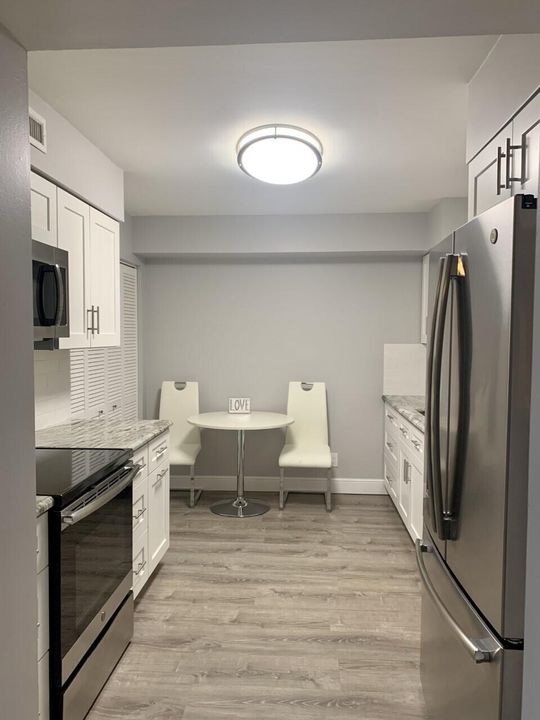 For Rent: $2,200 (1 beds, 1 baths, 724 Square Feet)