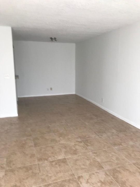 For Rent: $1,700 (1 beds, 1 baths, 756 Square Feet)