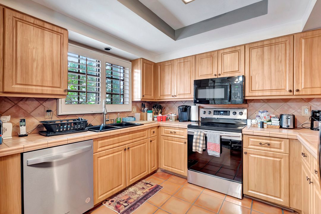 For Sale: $349,900 (2 beds, 2 baths, 1705 Square Feet)