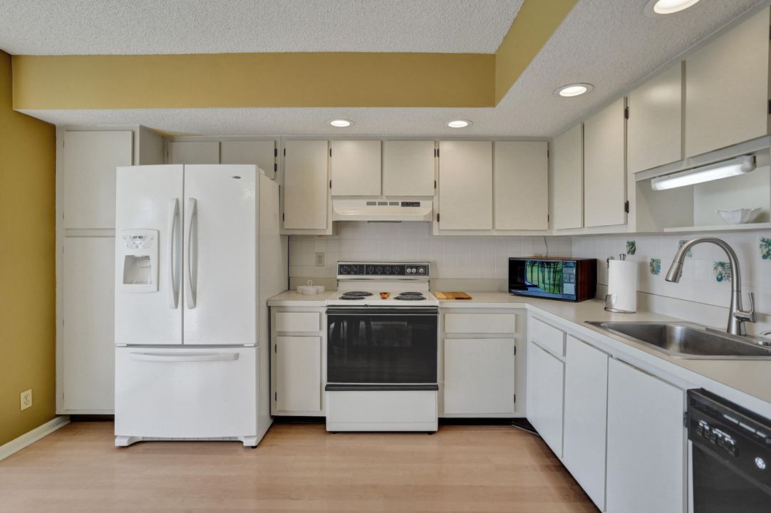 For Sale: $265,000 (2 beds, 2 baths, 1050 Square Feet)