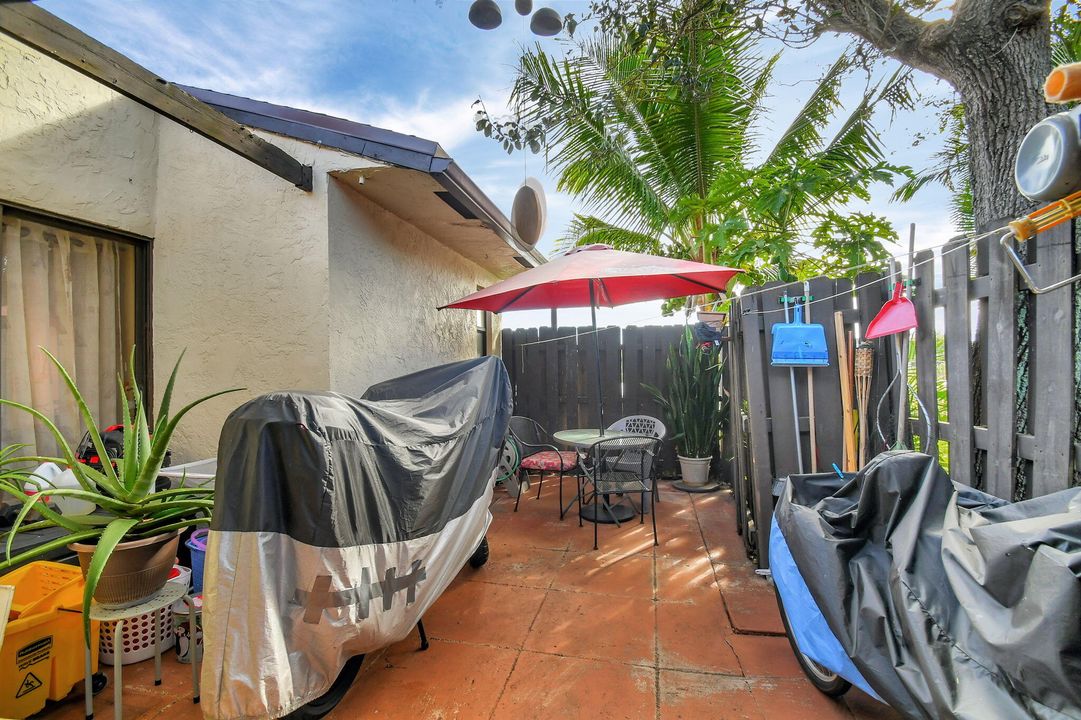 For Sale: $299,900 (2 beds, 2 baths, 971 Square Feet)