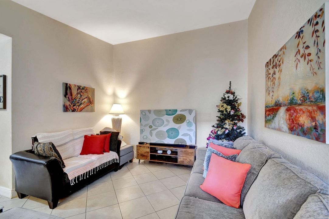 For Sale: $299,900 (2 beds, 2 baths, 971 Square Feet)