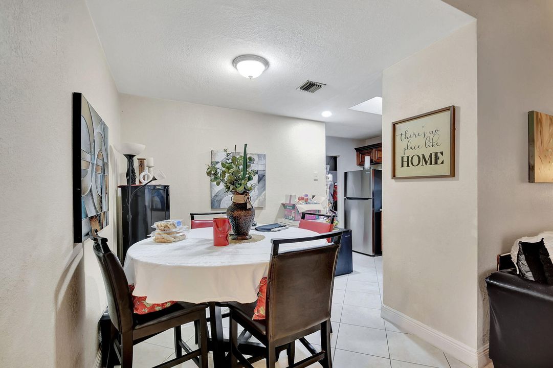 For Sale: $299,900 (2 beds, 2 baths, 971 Square Feet)