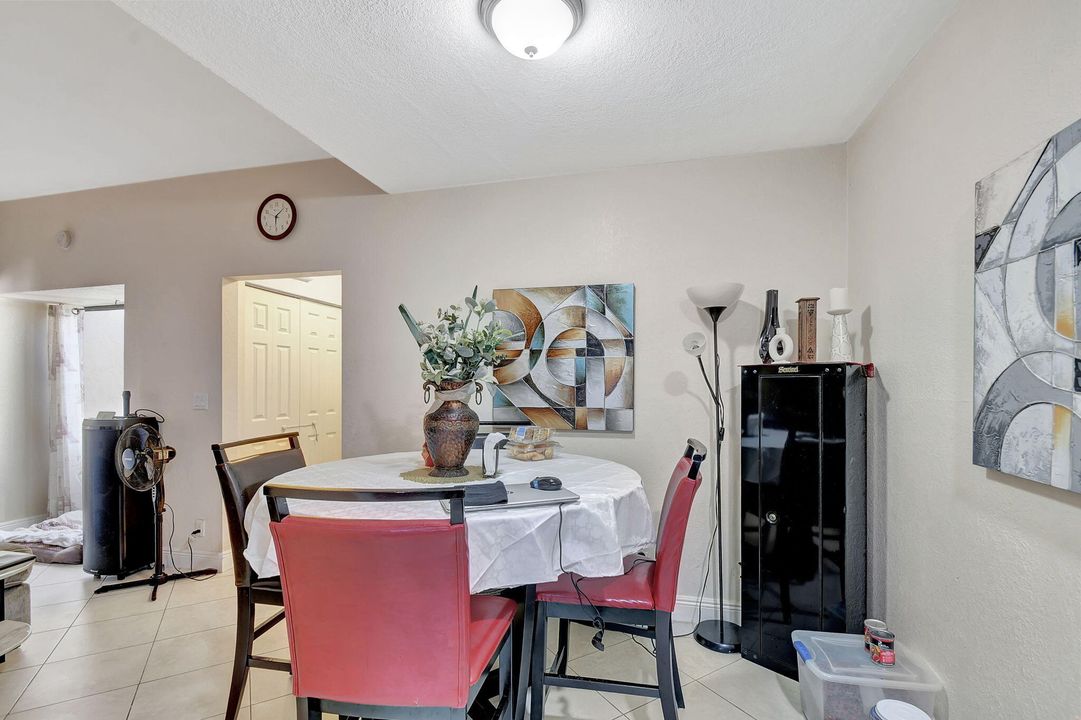 For Sale: $299,900 (2 beds, 2 baths, 971 Square Feet)