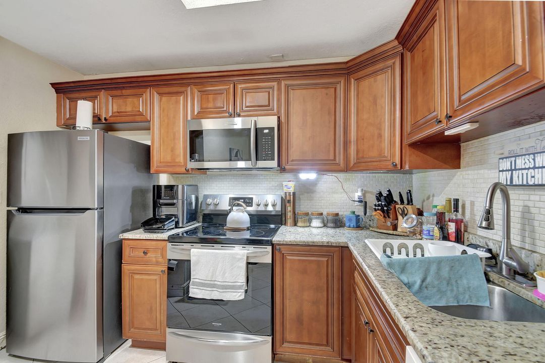 For Sale: $299,900 (2 beds, 2 baths, 971 Square Feet)