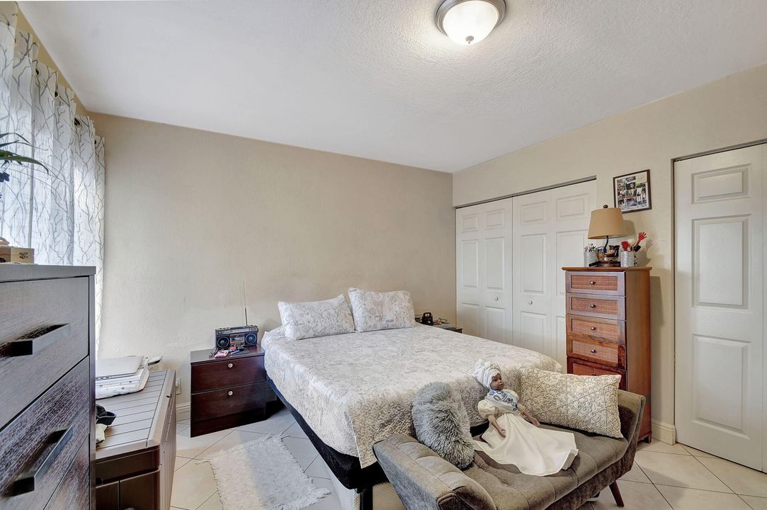 For Sale: $299,900 (2 beds, 2 baths, 971 Square Feet)