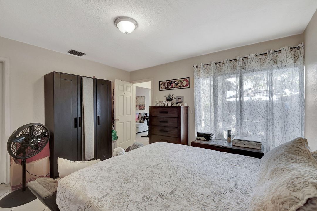 For Sale: $299,900 (2 beds, 2 baths, 971 Square Feet)