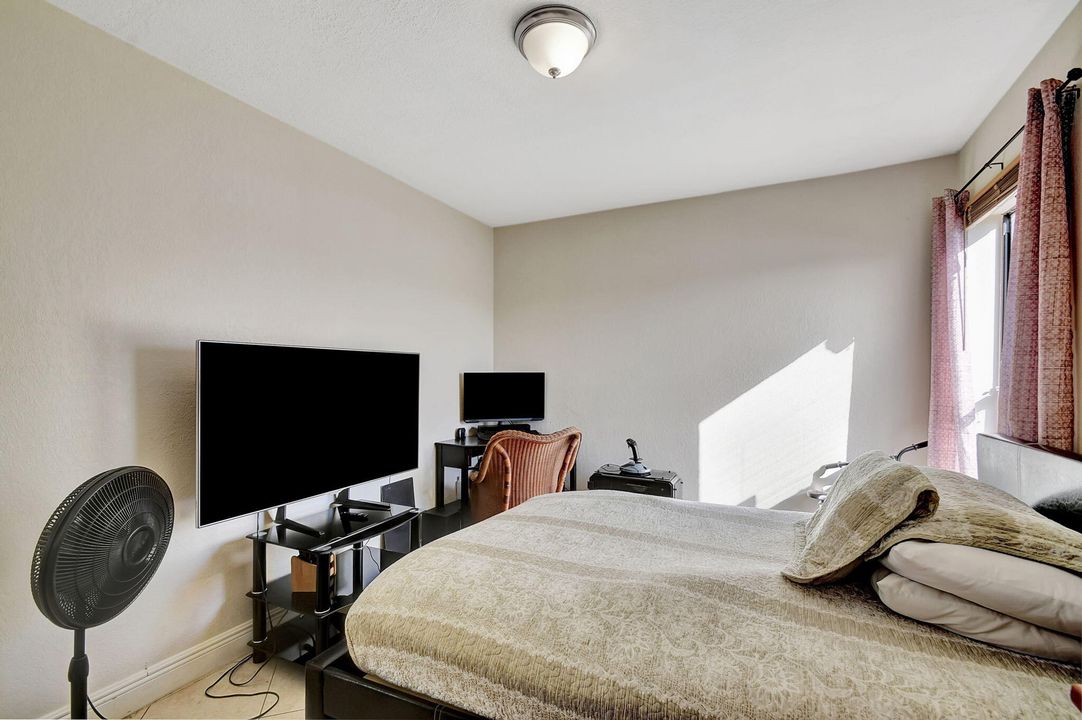 For Sale: $299,900 (2 beds, 2 baths, 971 Square Feet)