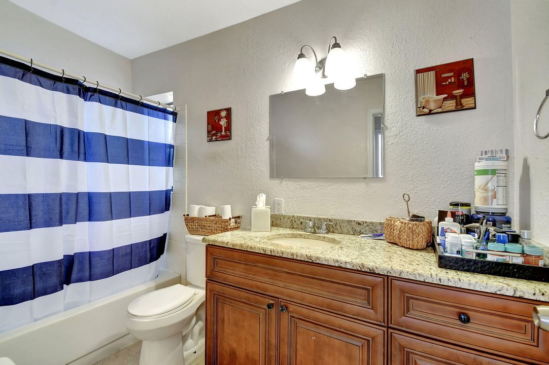 For Sale: $299,900 (2 beds, 2 baths, 971 Square Feet)