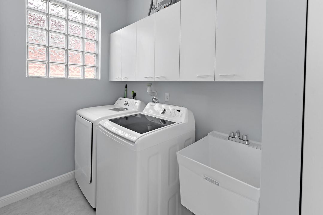 For Sale: $550,000 (2 beds, 2 baths, 2364 Square Feet)