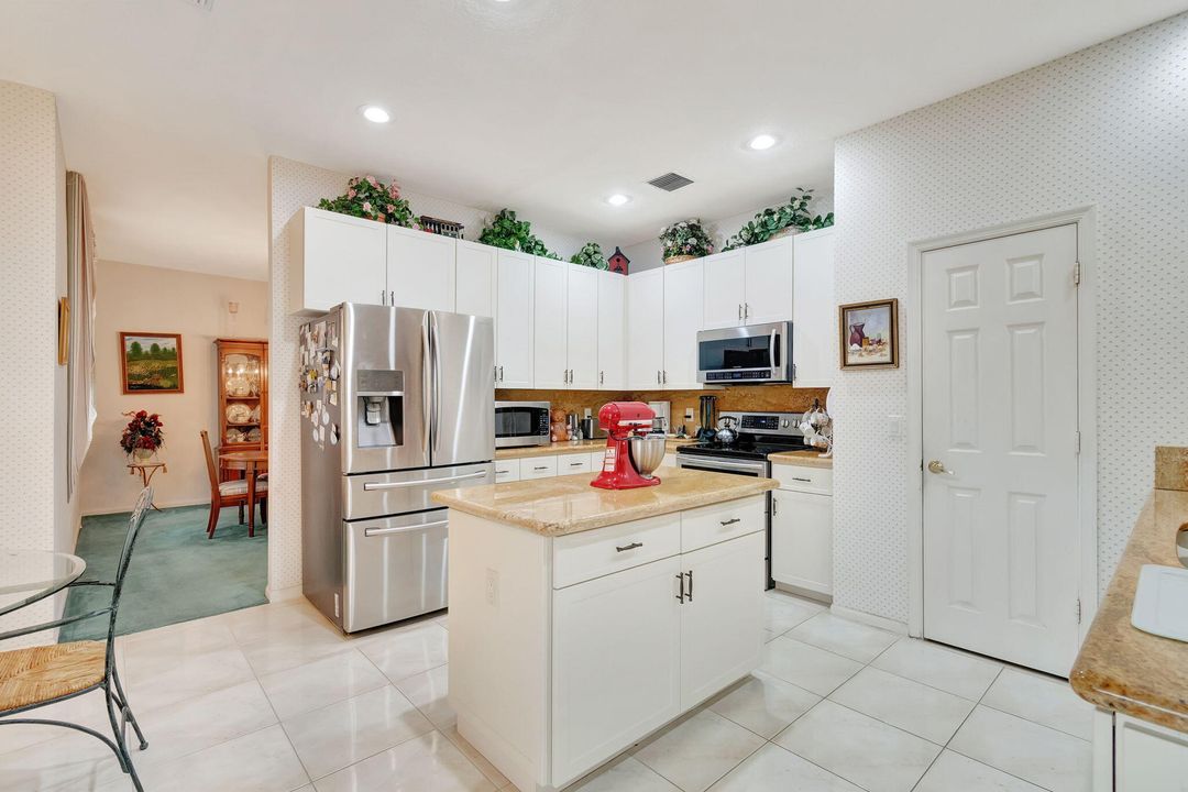 For Sale: $839,000 (4 beds, 2 baths, 2592 Square Feet)