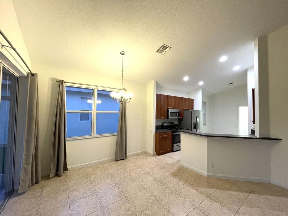 For Rent: $2,600 (3 beds, 2 baths, 1539 Square Feet)