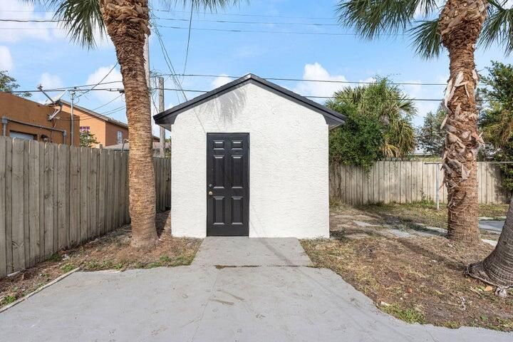 For Rent: $2,350 (2 beds, 2 baths, 1230 Square Feet)