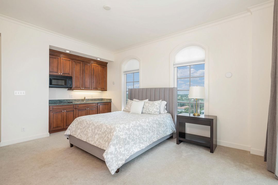 出租: $28,000 (3 贝兹, 4 浴室, 5000 平方英尺)