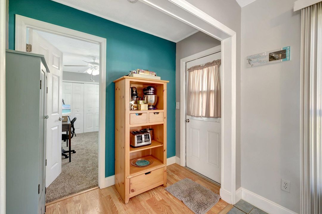 For Sale: $335,000 (3 beds, 2 baths, 1219 Square Feet)