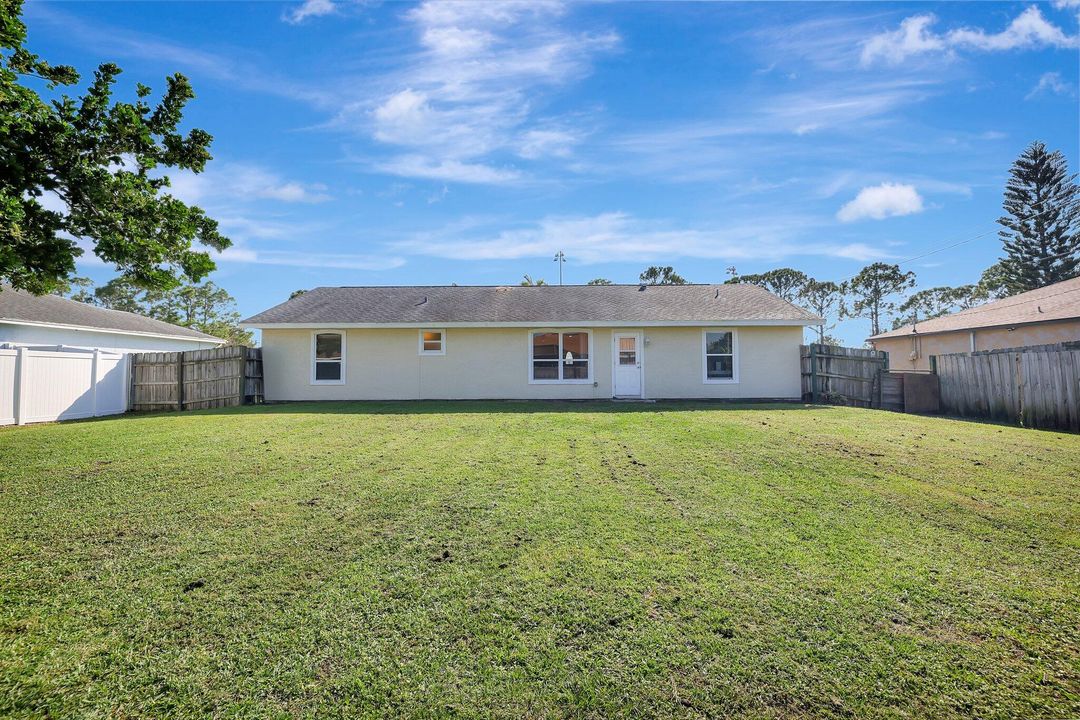 For Sale: $335,000 (3 beds, 2 baths, 1219 Square Feet)