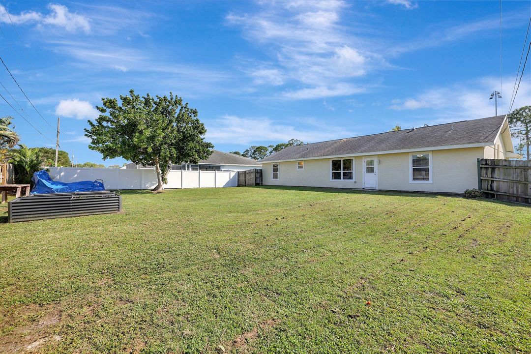 For Sale: $335,000 (3 beds, 2 baths, 1219 Square Feet)