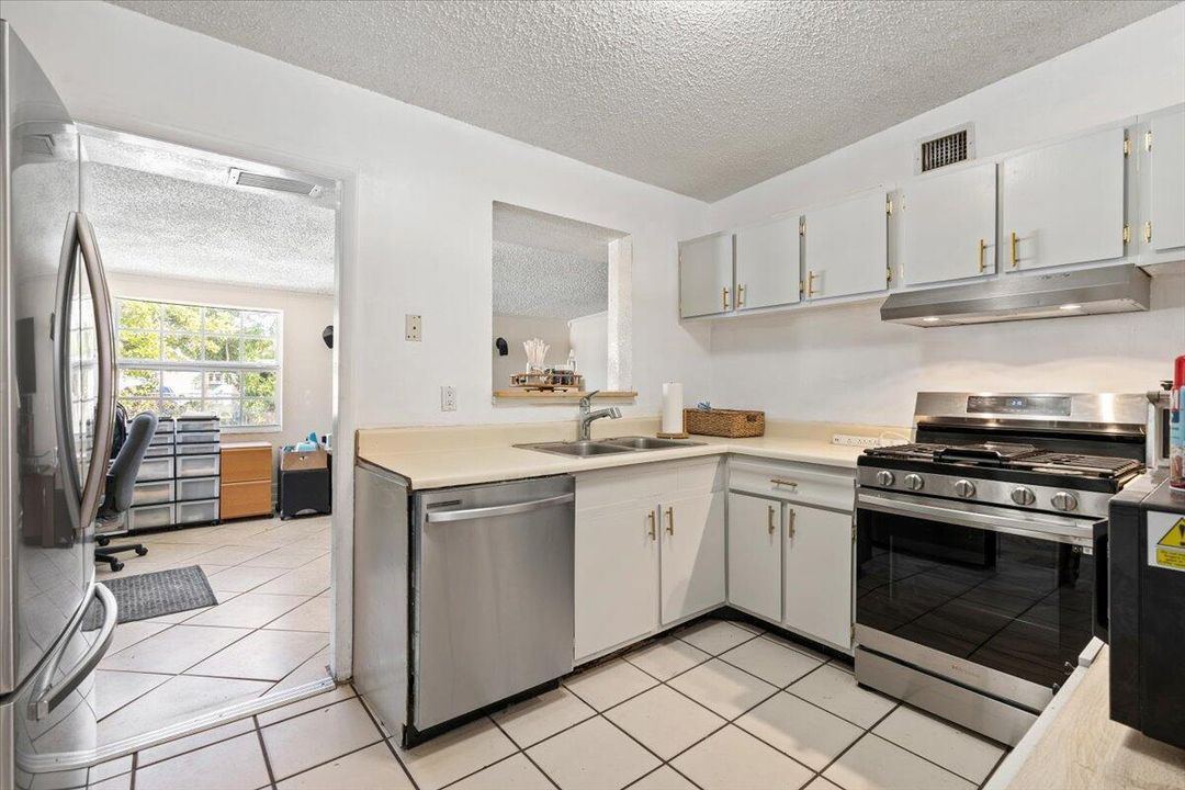 For Sale: $415,000 (4 beds, 1 baths, 1276 Square Feet)