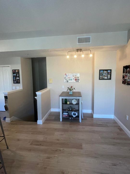 For Rent: $2,200 (1 beds, 1 baths, 846 Square Feet)