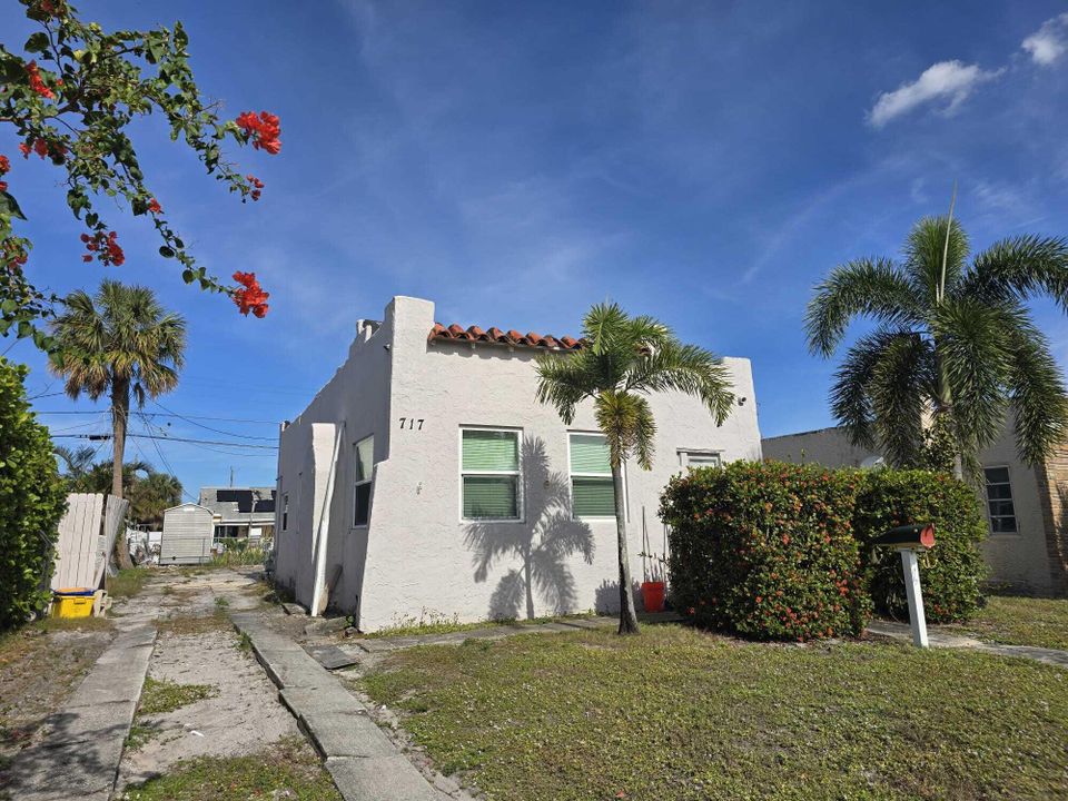 Active With Contract: $275,000 (2 beds, 1 baths, 1052 Square Feet)