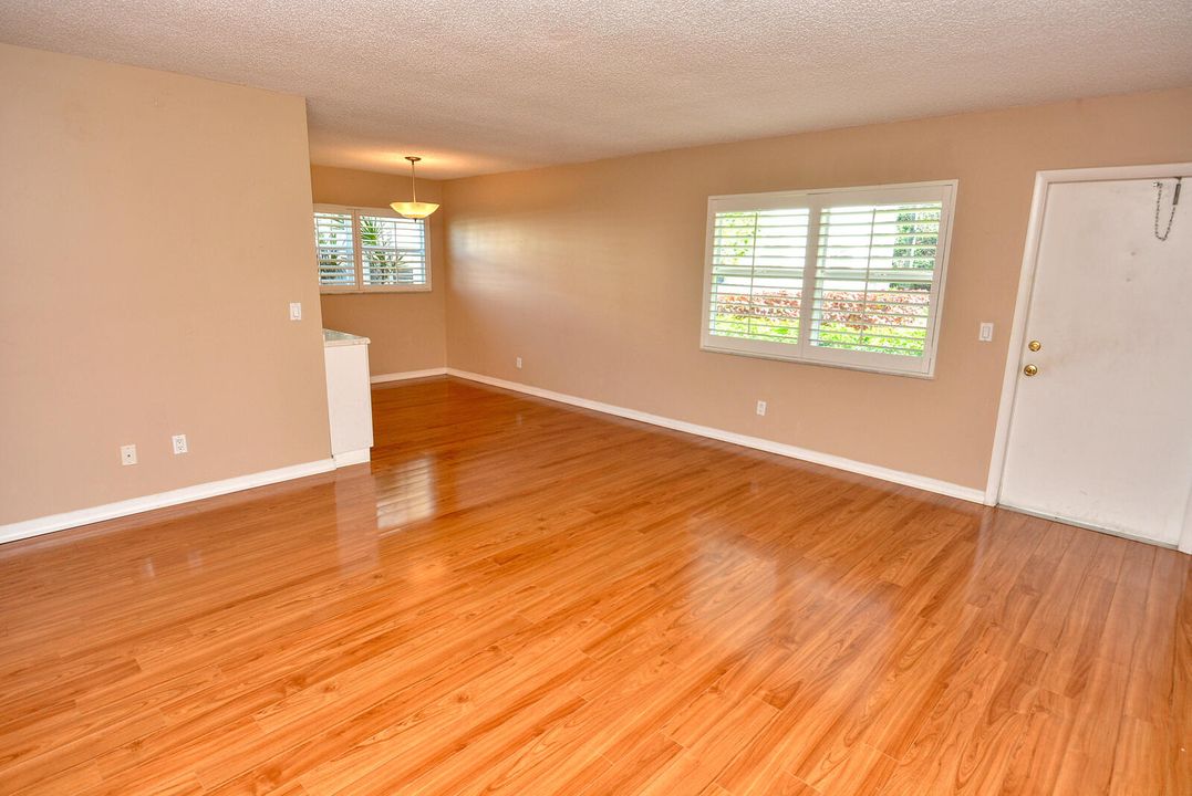 For Sale: $195,000 (2 beds, 2 baths, 1014 Square Feet)