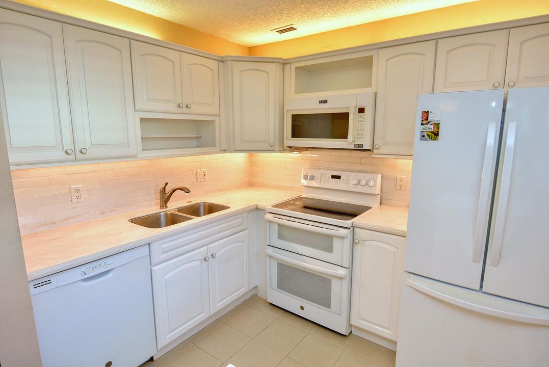 For Sale: $195,000 (2 beds, 2 baths, 1014 Square Feet)