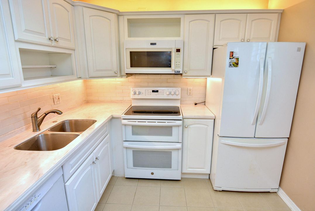 For Sale: $195,000 (2 beds, 2 baths, 1014 Square Feet)