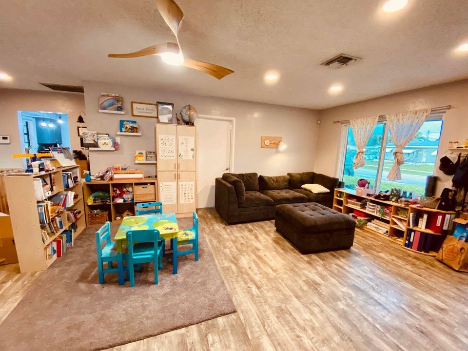 For Sale: $450,000 (3 beds, 2 baths, 1218 Square Feet)