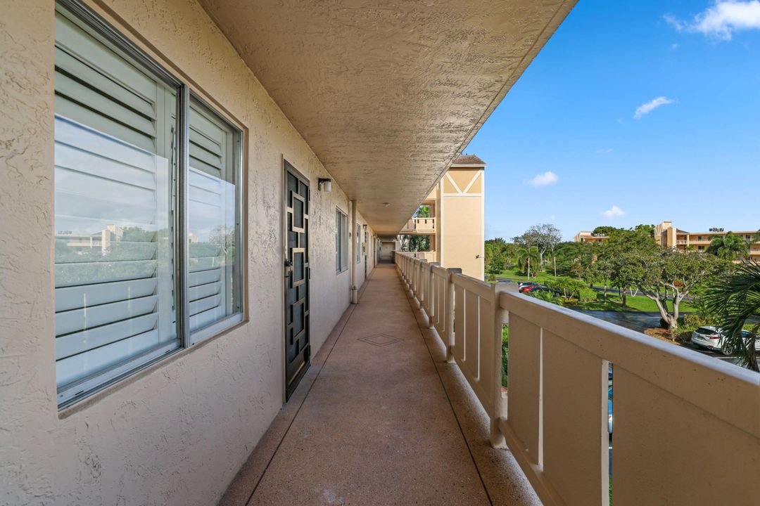 For Sale: $314,900 (2 beds, 2 baths, 1070 Square Feet)