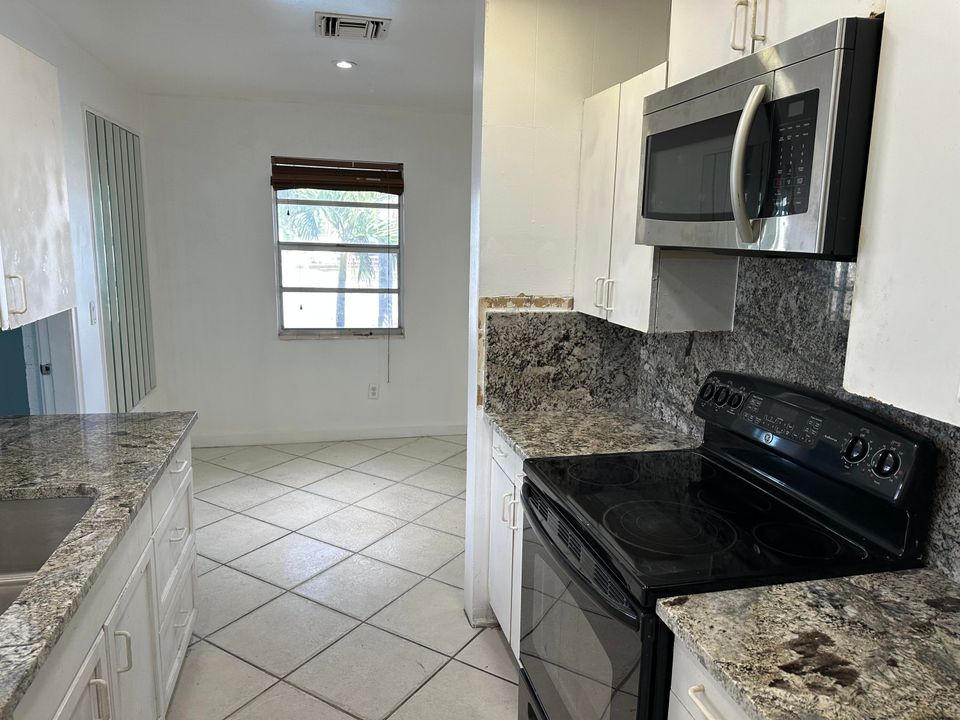 For Sale: $425,000 (3 beds, 1 baths, 912 Square Feet)