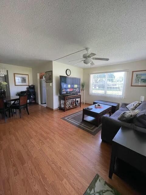 For Sale: $139,000 (1 beds, 1 baths, 700 Square Feet)